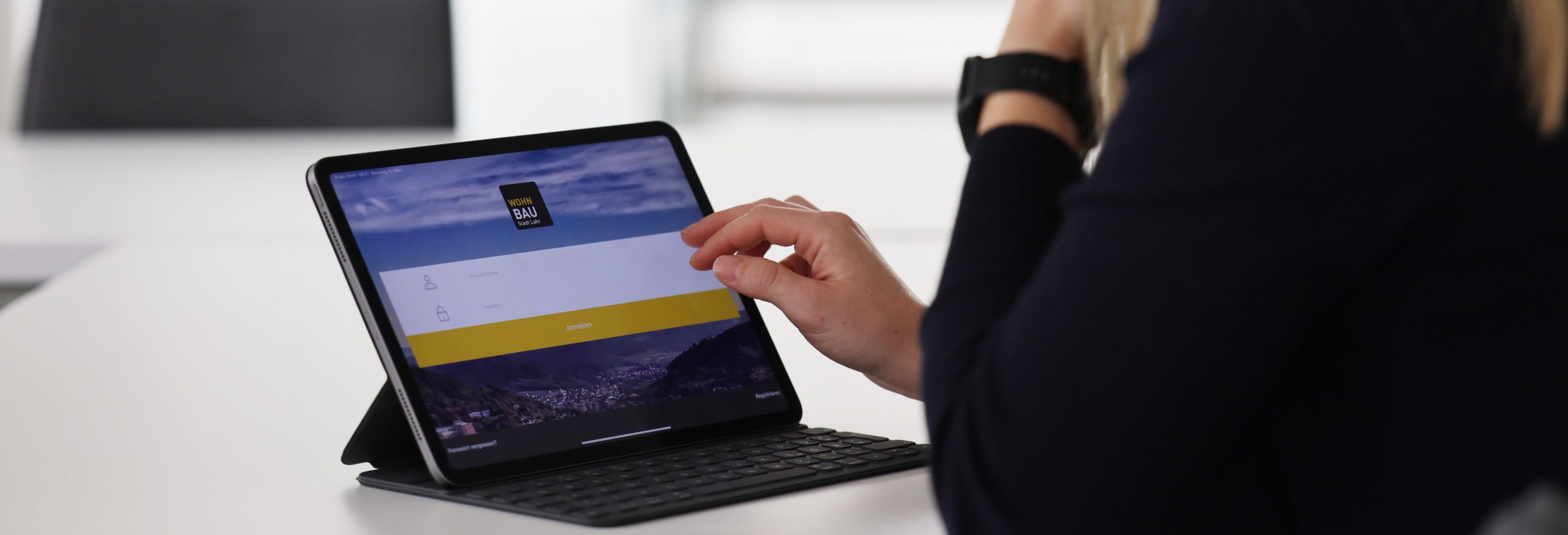 Mieterportal auf dem Tablet auf Tisch